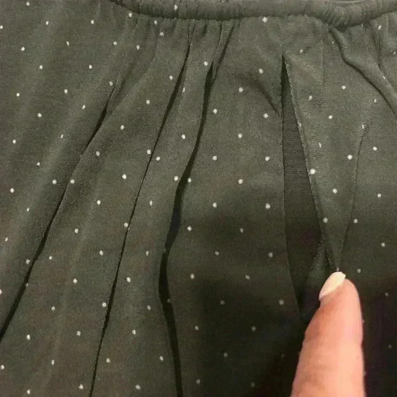 Larry Levine Women's M Black Polka Dot Blouse Flowy Keyhole Gathered Sides - Picture 4 of 14